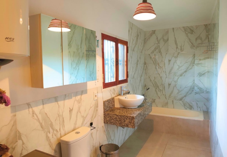 Haus mit Pool, Terrasse und altem Baumbestand – Vista Alegre