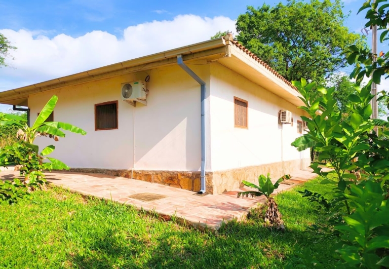 Haus mit Pool, Terrasse und altem Baumbestand – Vista Alegre