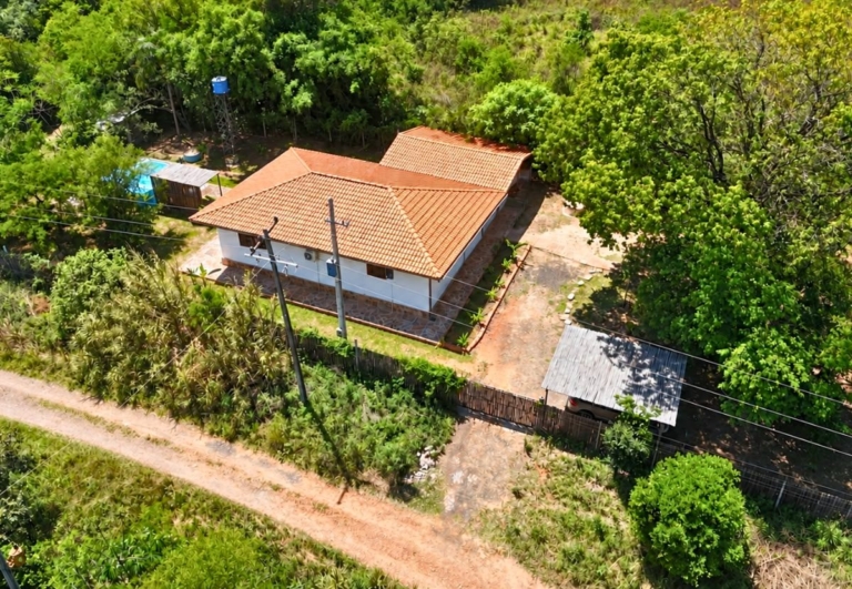 Haus mit Pool, Terrasse und altem Baumbestand – Vista Alegre