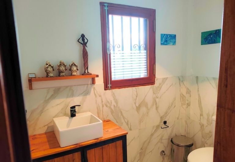 Haus mit Pool, Terrasse und altem Baumbestand – Vista Alegre