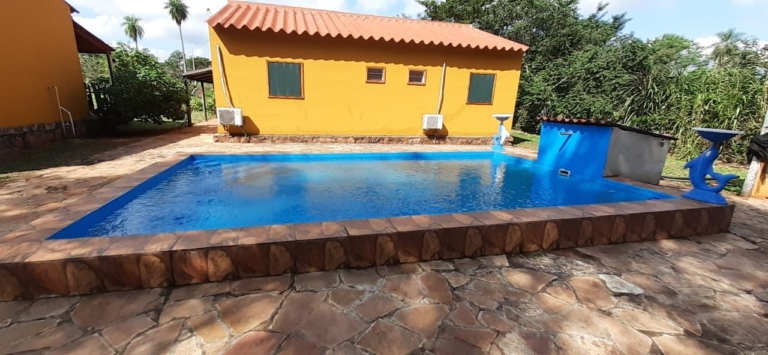Haupt- und Gästehaus, Pool und Quincho in Itá